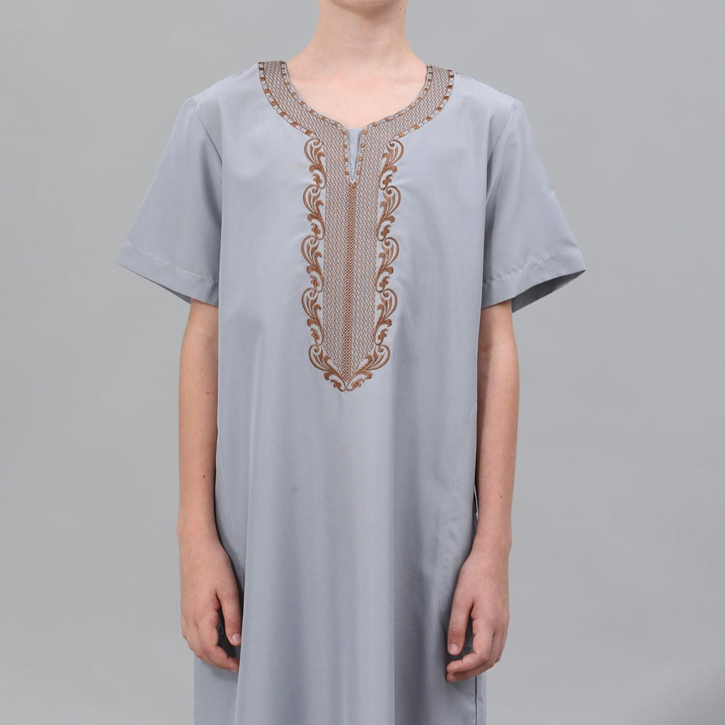 Boys' Embroidered Thobe with Side Pockets(MKB035)